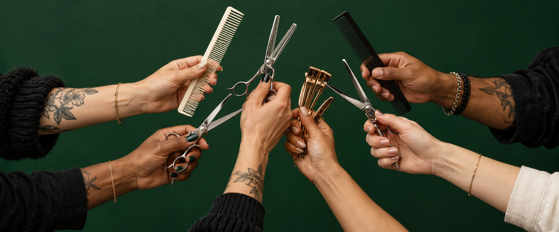 Équipe de coiffure complice dans une ambiance lumineuse et naturelle